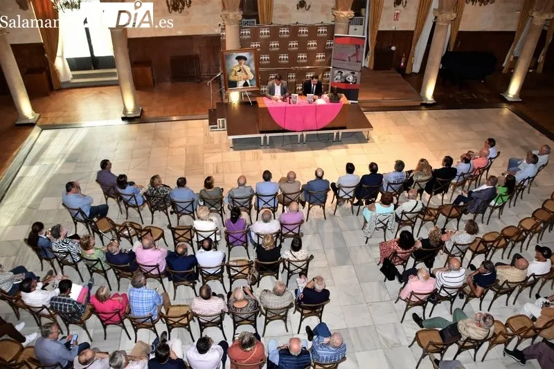 Presentación del libro 'Capea-Robles, 50 años de competencia y torería', en el Casino de Salamanca