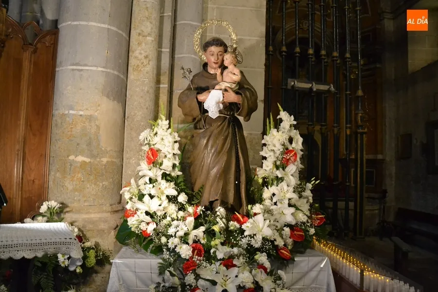 Foto 9 - Prosigue con una ampl&iacute;sima asistencia de fieles la novena en honor a San Antonio de Padua