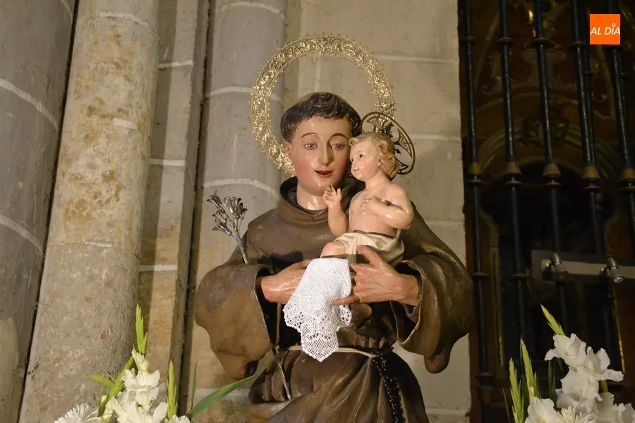 Foto 8 - Prosigue con una ampl&iacute;sima asistencia de fieles la novena en honor a San Antonio de Padua