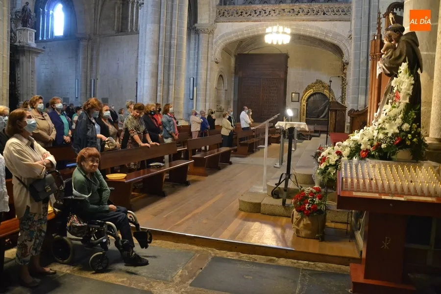 Foto 6 - Prosigue con una ampl&iacute;sima asistencia de fieles la novena en honor a San Antonio de Padua