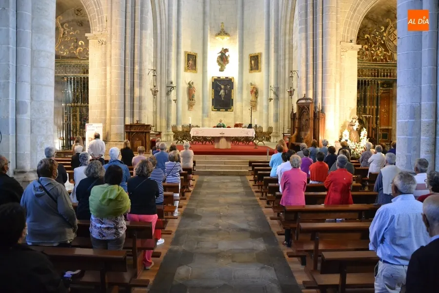 Foto 5 - Prosigue con una ampl&iacute;sima asistencia de fieles la novena en honor a San Antonio de Padua