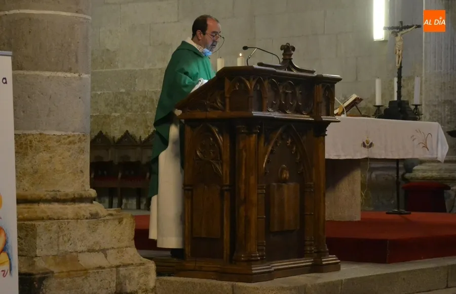 Foto 3 - Prosigue con una ampl&iacute;sima asistencia de fieles la novena en honor a San Antonio de Padua