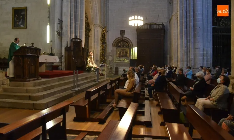 Foto 2 - Prosigue con una ampl&iacute;sima asistencia de fieles la novena en honor a San Antonio de Padua