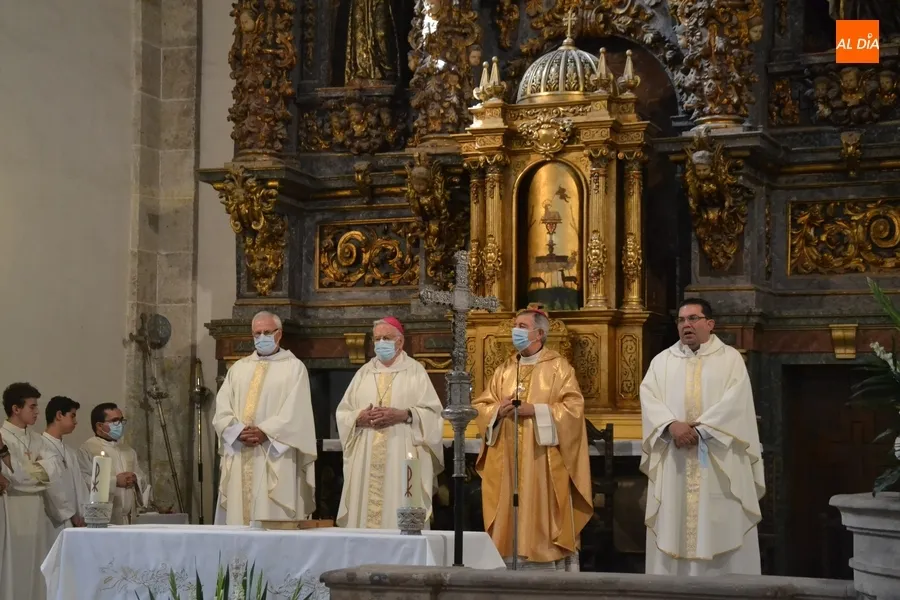 Foto 11 - &Aacute;ngel Mart&iacute;n Carballo celebra sus Bodas de Oro Sacerdotales, y Antonio Risue&ntilde;o, las de Plata
