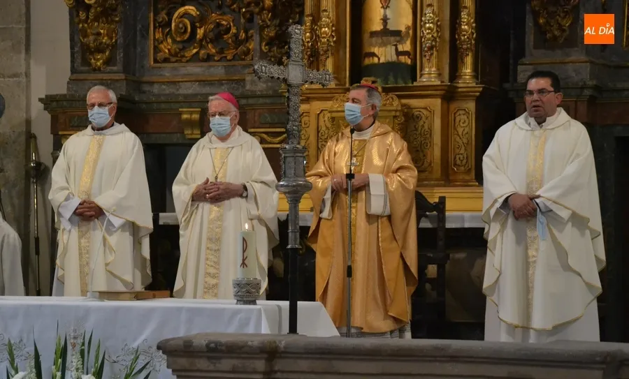 Foto 10 - &Aacute;ngel Mart&iacute;n Carballo celebra sus Bodas de Oro Sacerdotales, y Antonio Risue&ntilde;o, las de Plata