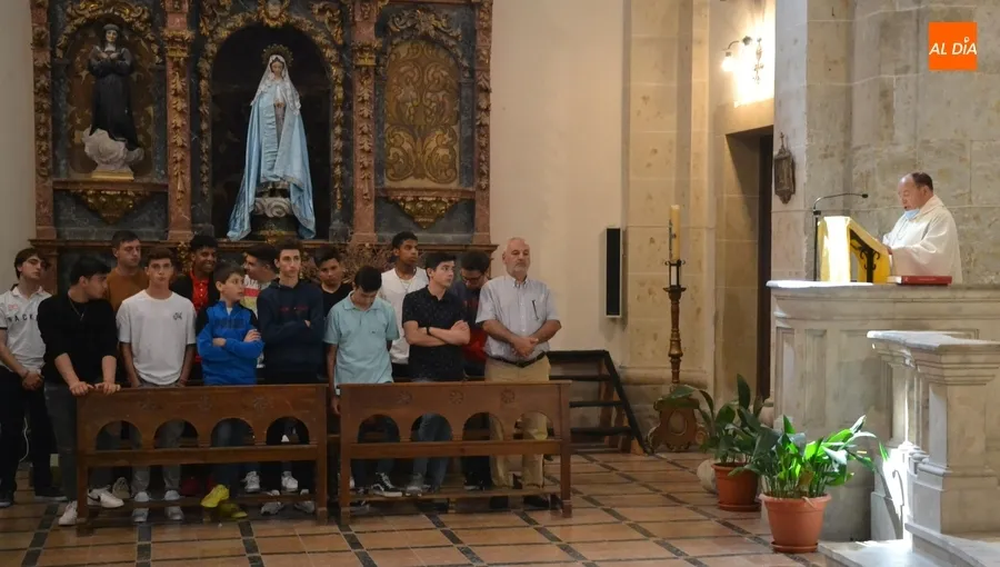 Foto 8 - &Aacute;ngel Mart&iacute;n Carballo celebra sus Bodas de Oro Sacerdotales, y Antonio Risue&ntilde;o, las de Plata