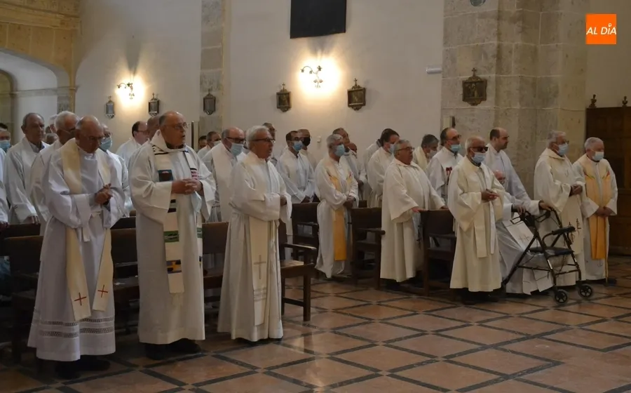 Foto 7 - &Aacute;ngel Mart&iacute;n Carballo celebra sus Bodas de Oro Sacerdotales, y Antonio Risue&ntilde;o, las de Plata