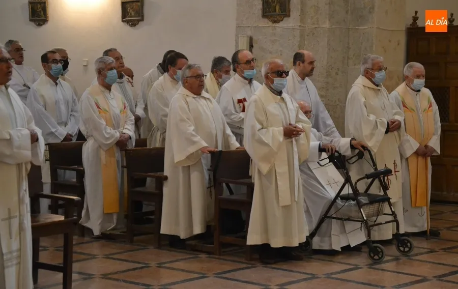 Foto 6 - &Aacute;ngel Mart&iacute;n Carballo celebra sus Bodas de Oro Sacerdotales, y Antonio Risue&ntilde;o, las de Plata