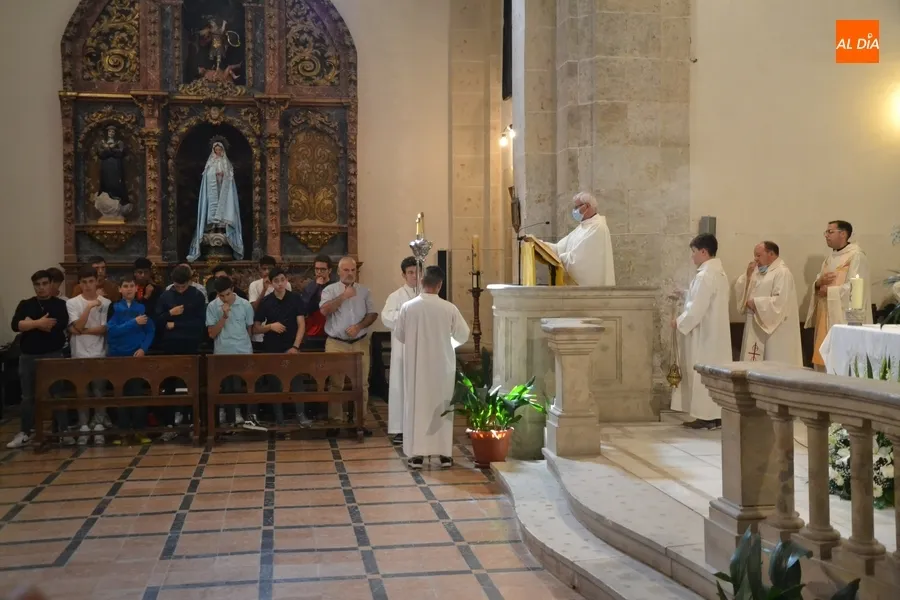 Foto 4 - &Aacute;ngel Mart&iacute;n Carballo celebra sus Bodas de Oro Sacerdotales, y Antonio Risue&ntilde;o, las de Plata