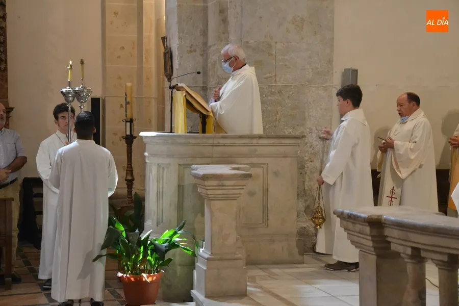 Foto 3 - &Aacute;ngel Mart&iacute;n Carballo celebra sus Bodas de Oro Sacerdotales, y Antonio Risue&ntilde;o, las de Plata