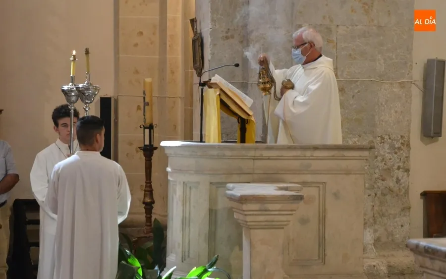 Foto 2 - &Aacute;ngel Mart&iacute;n Carballo celebra sus Bodas de Oro Sacerdotales, y Antonio Risue&ntilde;o, las de Plata