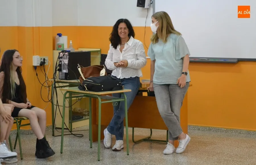 Foto 6 - La psic&oacute;loga Margarita Herrero de Vega ofrece una sesi&oacute;n a los mediadores del IES Fray Diego