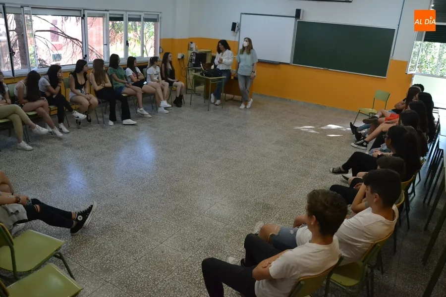 Foto 5 - La psic&oacute;loga Margarita Herrero de Vega ofrece una sesi&oacute;n a los mediadores del IES Fray Diego