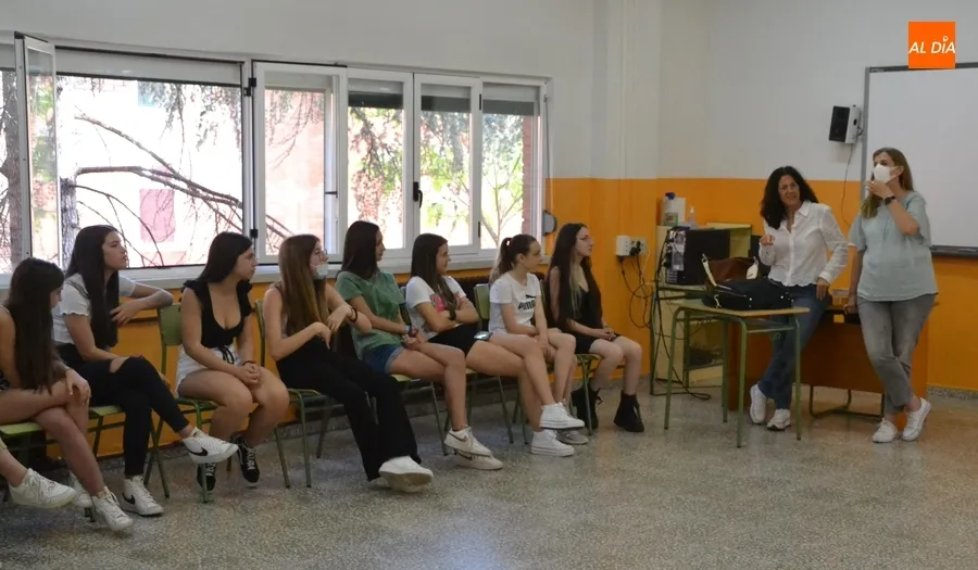 Foto 4 - La psic&oacute;loga Margarita Herrero de Vega ofrece una sesi&oacute;n a los mediadores del IES Fray Diego