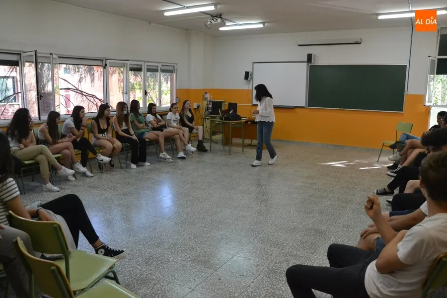 Foto 3 - La psic&oacute;loga Margarita Herrero de Vega ofrece una sesi&oacute;n a los mediadores del IES Fray Diego