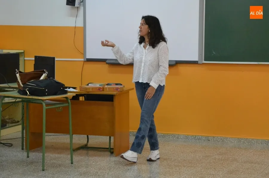 Foto 2 - La psic&oacute;loga Margarita Herrero de Vega ofrece una sesi&oacute;n a los mediadores del IES Fray Diego