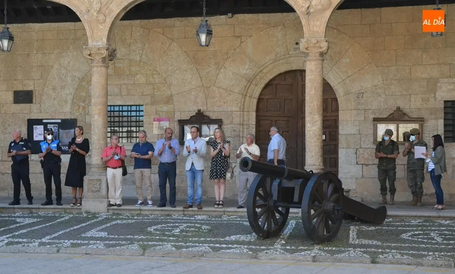 Foto 3 - Ciudad Rodrigo muestra su rechazo al asesinato de una mujer en Soria