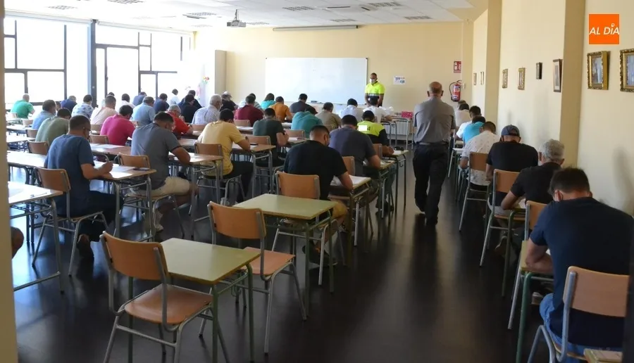 Foto 3 - Presentados al 1&ordm; examen de la oposici&oacute;n de Oficial de 1&ordf; de Oficios Varios 58 de los 76 admitidos