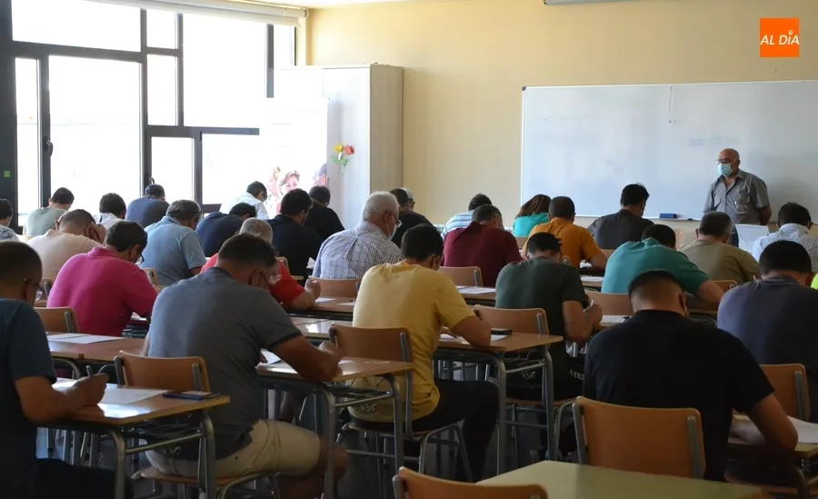 Foto 2 - Presentados al 1&ordm; examen de la oposici&oacute;n de Oficial de 1&ordf; de Oficios Varios 58 de los 76 admitidos