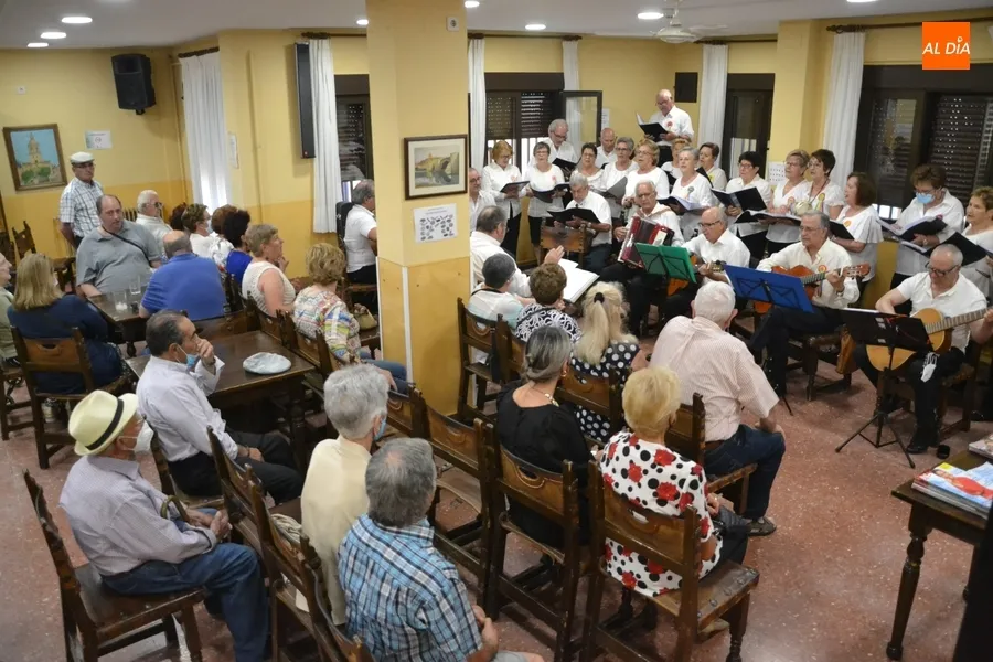 Foto 10 - La Rondalla Aires del &Aacute;gueda se despide de su director en su primera actuaci&oacute;n post-pandemia