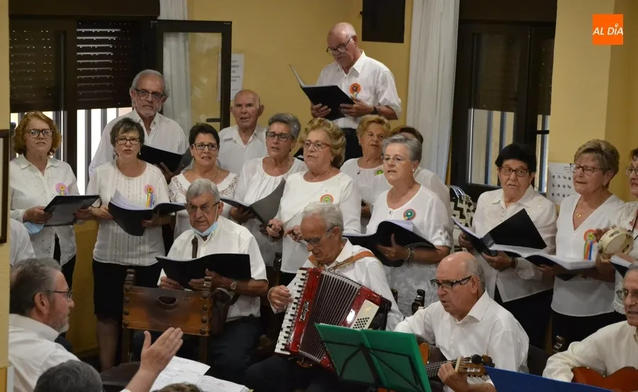 Foto 8 - La Rondalla Aires del &Aacute;gueda se despide de su director en su primera actuaci&oacute;n post-pandemia