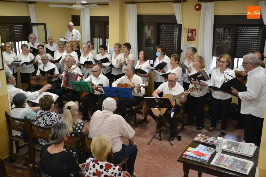 Foto 4 - La Rondalla Aires del &Aacute;gueda se despide de su director en su primera actuaci&oacute;n post-pandemia