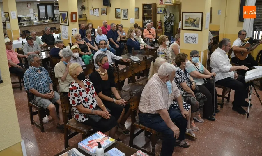 Foto 2 - La Rondalla Aires del &Aacute;gueda se despide de su director en su primera actuaci&oacute;n post-pandemia
