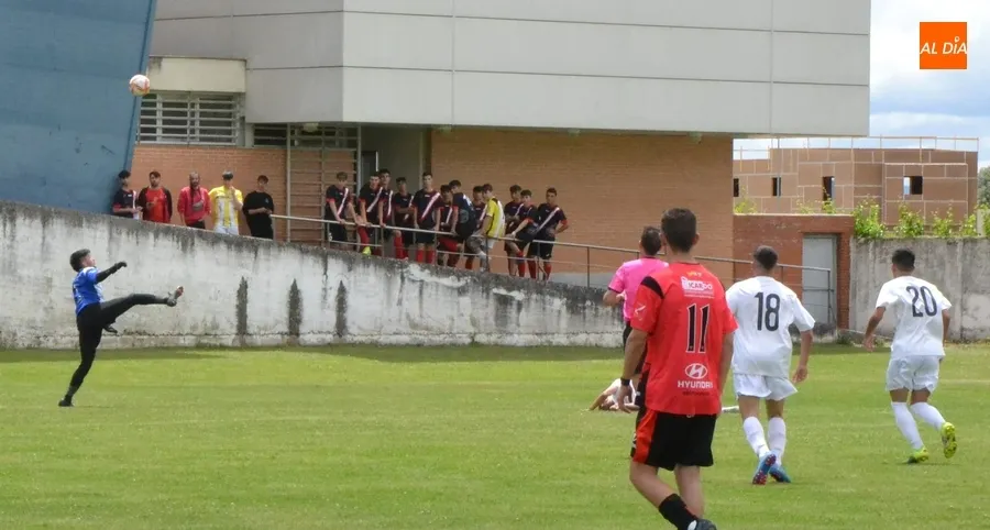 Foto 9 - El Juvenil del Ciudad Rodrigo CF hace pleno de victorias y jugar&aacute; la final de su Torneo