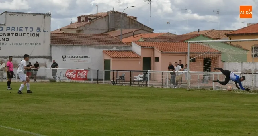 Foto 4 - El Juvenil del Ciudad Rodrigo CF hace pleno de victorias y jugar&aacute; la final de su Torneo