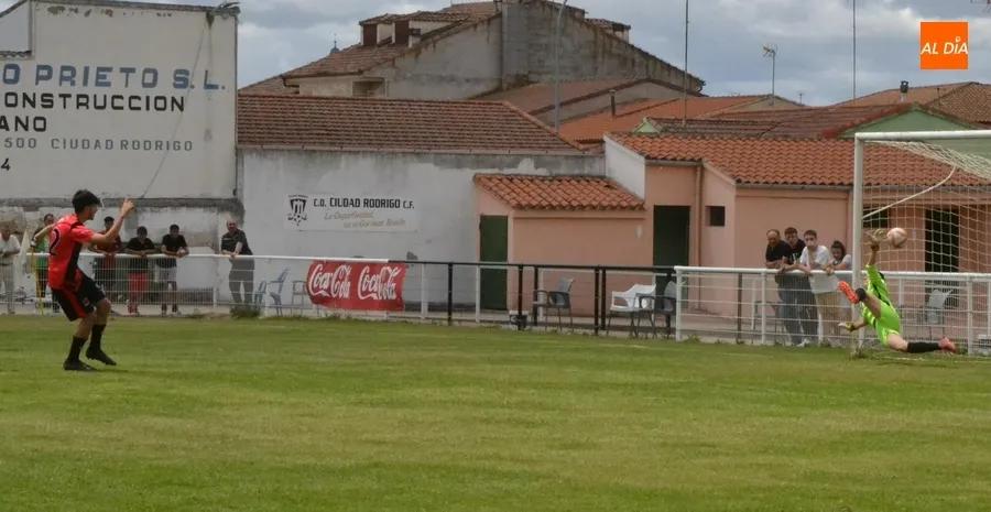 Foto 3 - El Juvenil del Ciudad Rodrigo CF hace pleno de victorias y jugar&aacute; la final de su Torneo