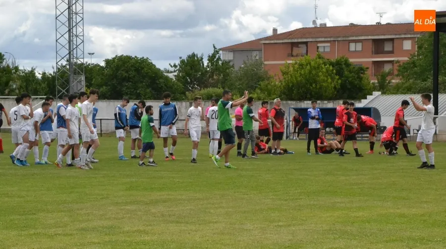 Foto 2 - El Juvenil del Ciudad Rodrigo CF hace pleno de victorias y jugar&aacute; la final de su Torneo