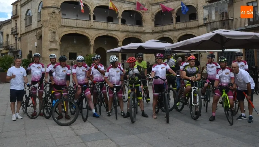 Foto 11 - Mir&oacute;briga recibe a un grupo de ciclistas procedentes de Francia camino de Portugal