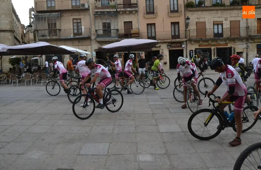 Foto 10 - Mir&oacute;briga recibe a un grupo de ciclistas procedentes de Francia camino de Portugal