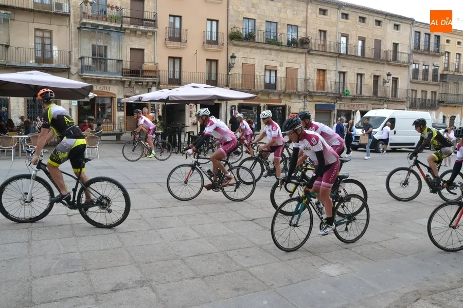Foto 9 - Mir&oacute;briga recibe a un grupo de ciclistas procedentes de Francia camino de Portugal