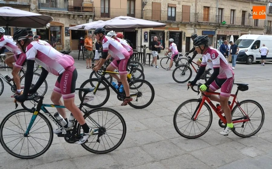 Foto 8 - Mir&oacute;briga recibe a un grupo de ciclistas procedentes de Francia camino de Portugal