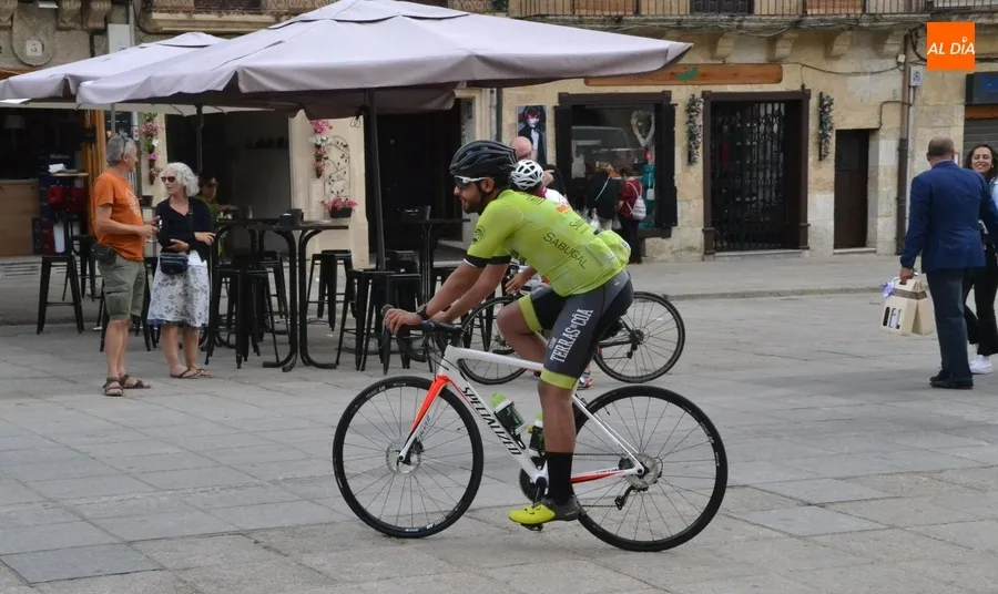 Foto 7 - Mir&oacute;briga recibe a un grupo de ciclistas procedentes de Francia camino de Portugal