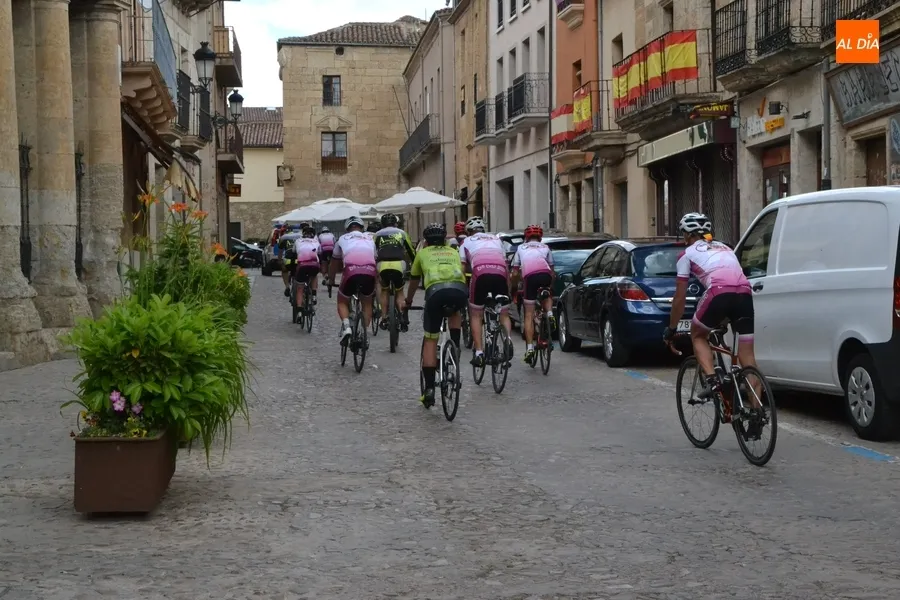Foto 6 - Mir&oacute;briga recibe a un grupo de ciclistas procedentes de Francia camino de Portugal
