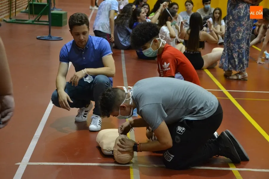 Foto 11 - Alumnos del IES Fray Diego aprenden a realizar la reanimaci&oacute;n cardiopulmonar