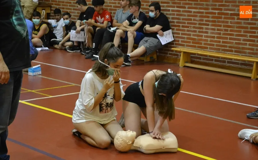 Foto 10 - Alumnos del IES Fray Diego aprenden a realizar la reanimaci&oacute;n cardiopulmonar