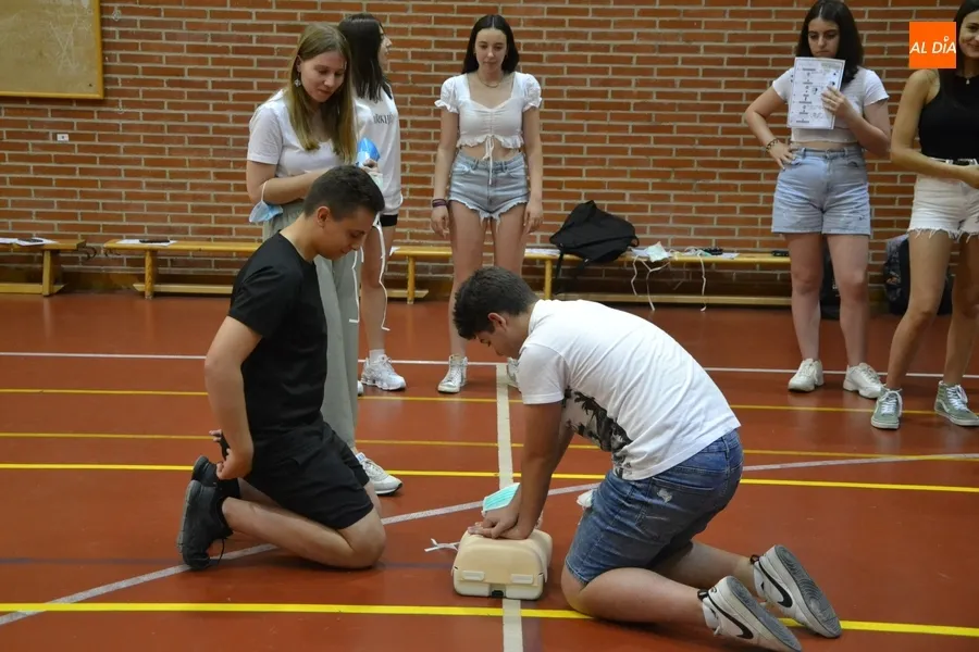 Foto 9 - Alumnos del IES Fray Diego aprenden a realizar la reanimaci&oacute;n cardiopulmonar