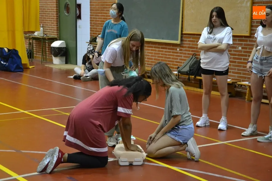 Foto 6 - Alumnos del IES Fray Diego aprenden a realizar la reanimaci&oacute;n cardiopulmonar