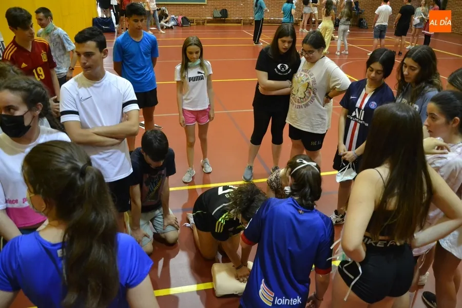 Foto 4 - Alumnos del IES Fray Diego aprenden a realizar la reanimaci&oacute;n cardiopulmonar