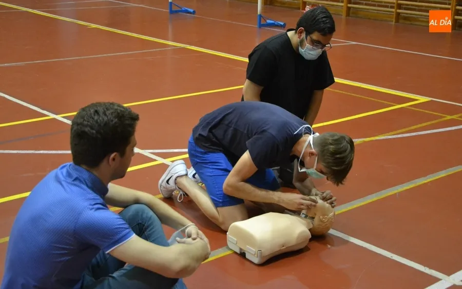 Foto 3 - Alumnos del IES Fray Diego aprenden a realizar la reanimaci&oacute;n cardiopulmonar