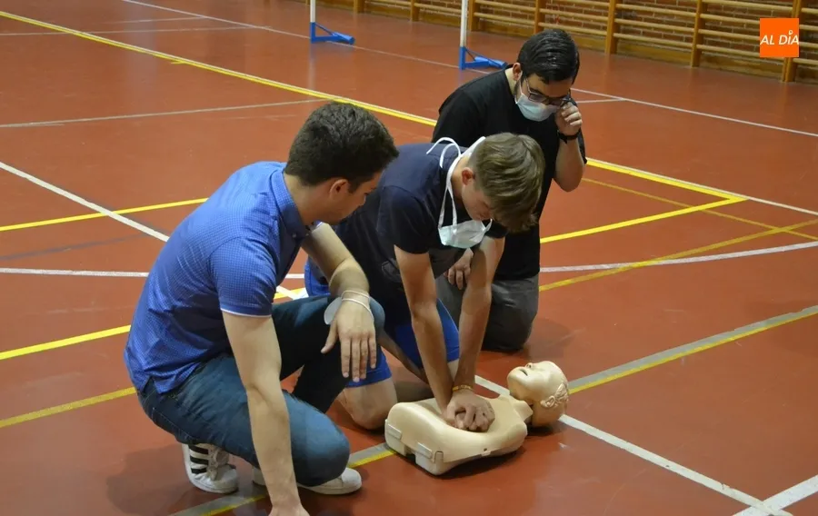 Foto 2 - Alumnos del IES Fray Diego aprenden a realizar la reanimaci&oacute;n cardiopulmonar