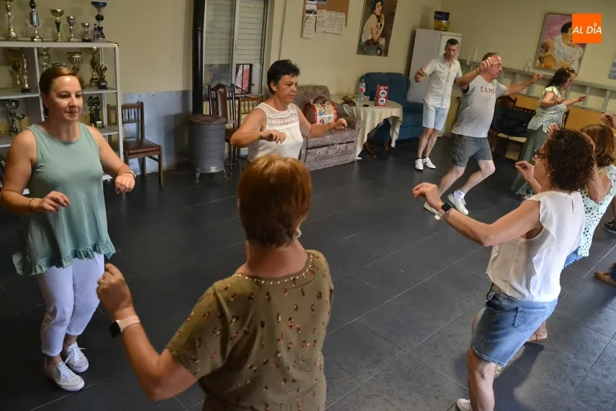 Foto 8 - Finalizan las clases del taller de baile charro de la AVV de la Avenida de Espa&ntilde;a