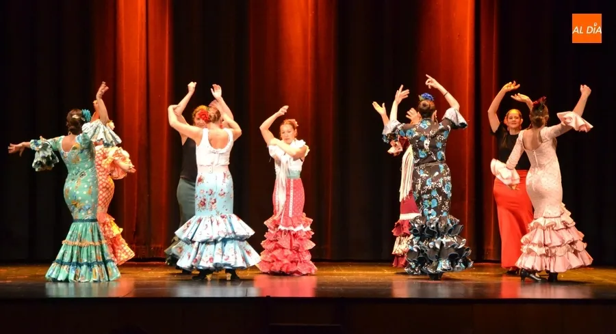 Foto 11 - Tarde de &ldquo;&iexcl;ol&eacute;s!&rdquo; en el Teatro con la gala de fin de curso de las alumnas de Rebeca Garv&iacute;a