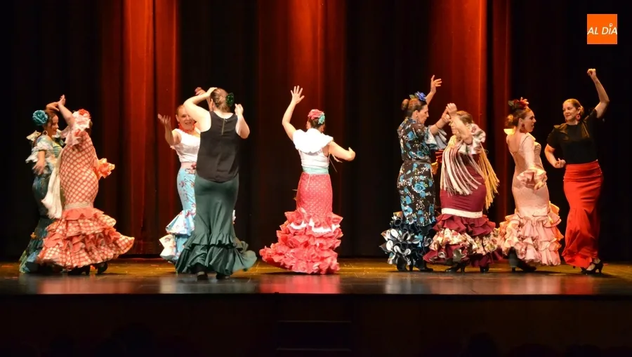 Foto 10 - Tarde de &ldquo;&iexcl;ol&eacute;s!&rdquo; en el Teatro con la gala de fin de curso de las alumnas de Rebeca Garv&iacute;a