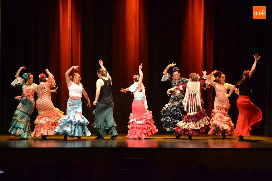 Foto 9 - Tarde de &ldquo;&iexcl;ol&eacute;s!&rdquo; en el Teatro con la gala de fin de curso de las alumnas de Rebeca Garv&iacute;a