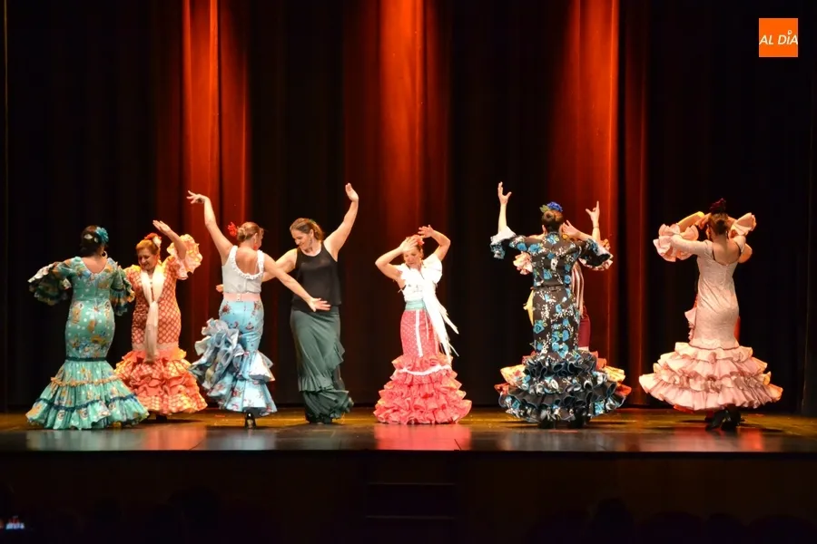 Foto 8 - Tarde de &ldquo;&iexcl;ol&eacute;s!&rdquo; en el Teatro con la gala de fin de curso de las alumnas de Rebeca Garv&iacute;a