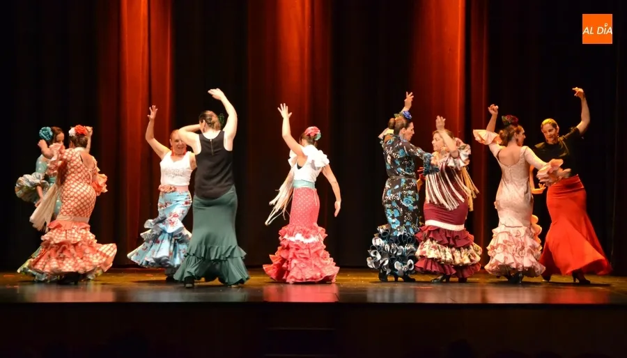 Foto 7 - Tarde de &ldquo;&iexcl;ol&eacute;s!&rdquo; en el Teatro con la gala de fin de curso de las alumnas de Rebeca Garv&iacute;a